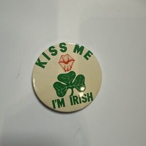 VINTAGE "KISS ME I'M IRISH" PIN With Lips.